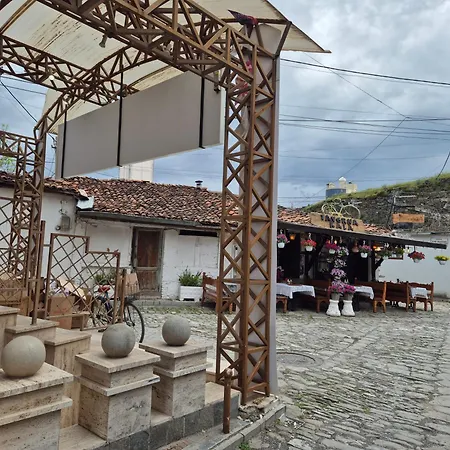 Kurmaku - Historic Inside Castle Проживание в семье Эльбасан