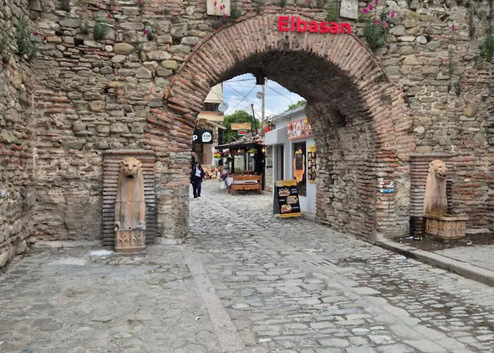 Kurmaku - Historic Inside Castle Проживание в семье Эльбасан