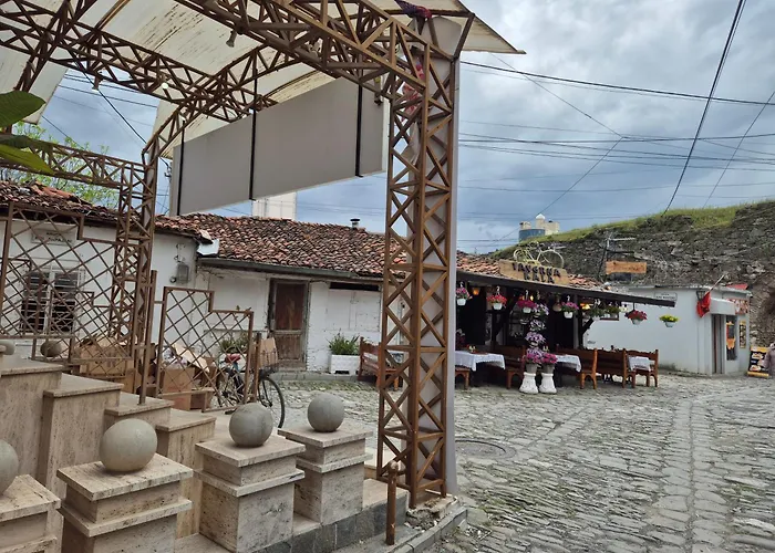 Kurmaku - Historic Inside Castle Проживание в семье Эльбасан